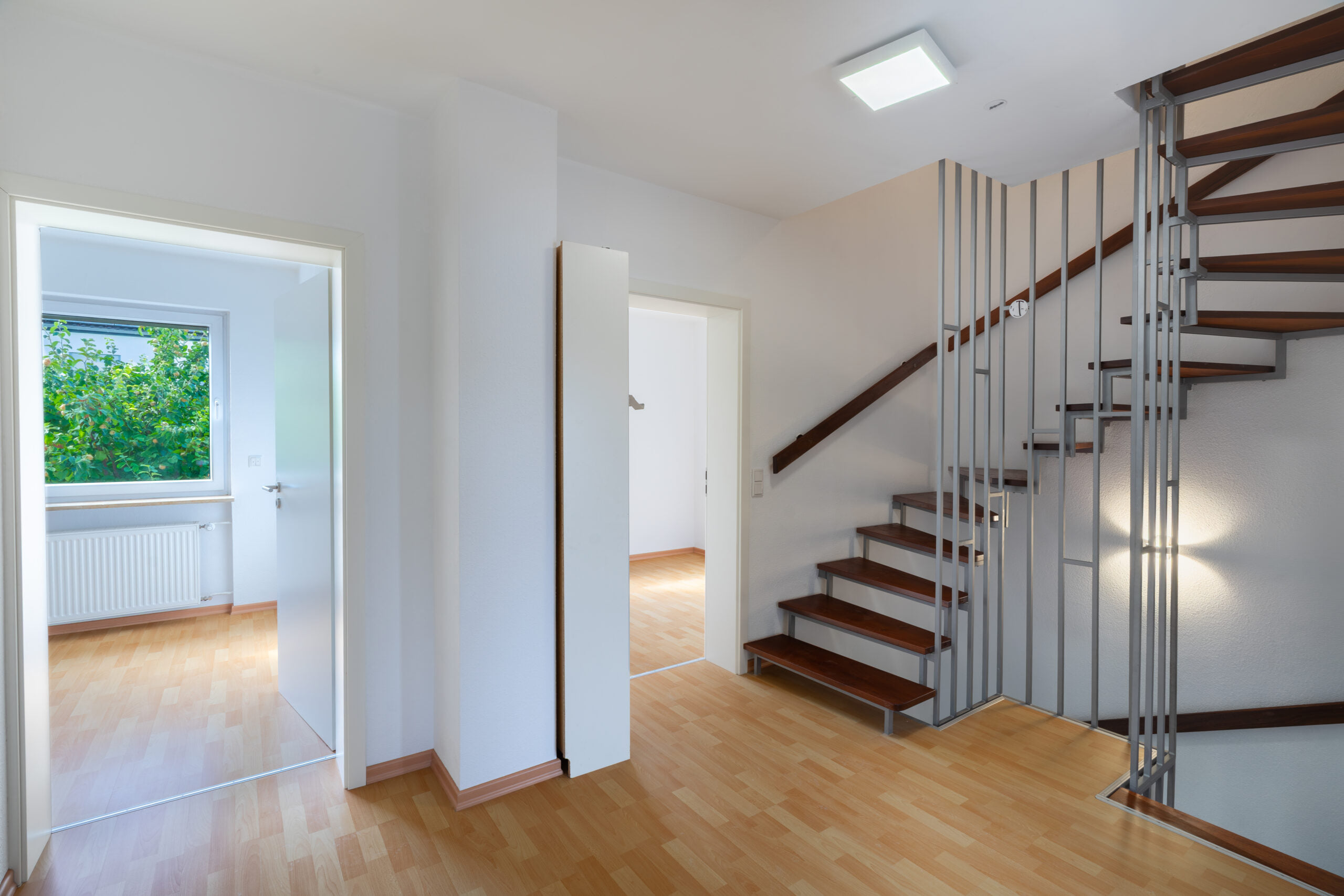 Treppenpodest mit Holztreppe und Zugang zu den angrenzenden Räumen