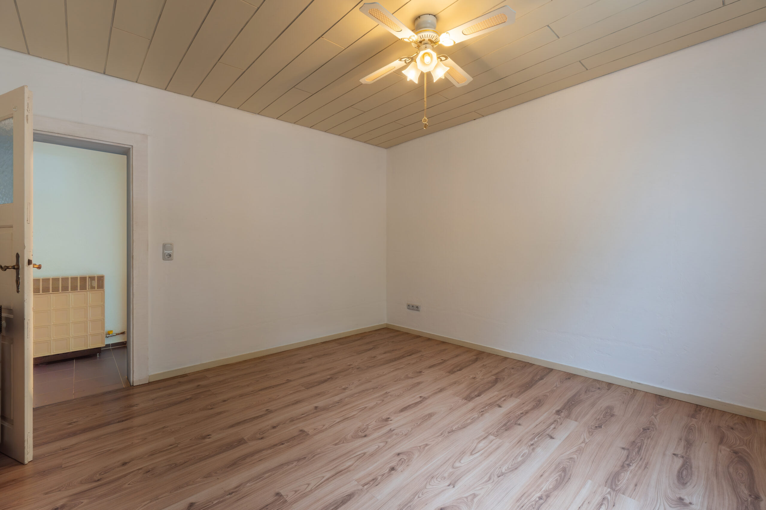 Leerer Raum mit Holzdecke und Holzfußboden